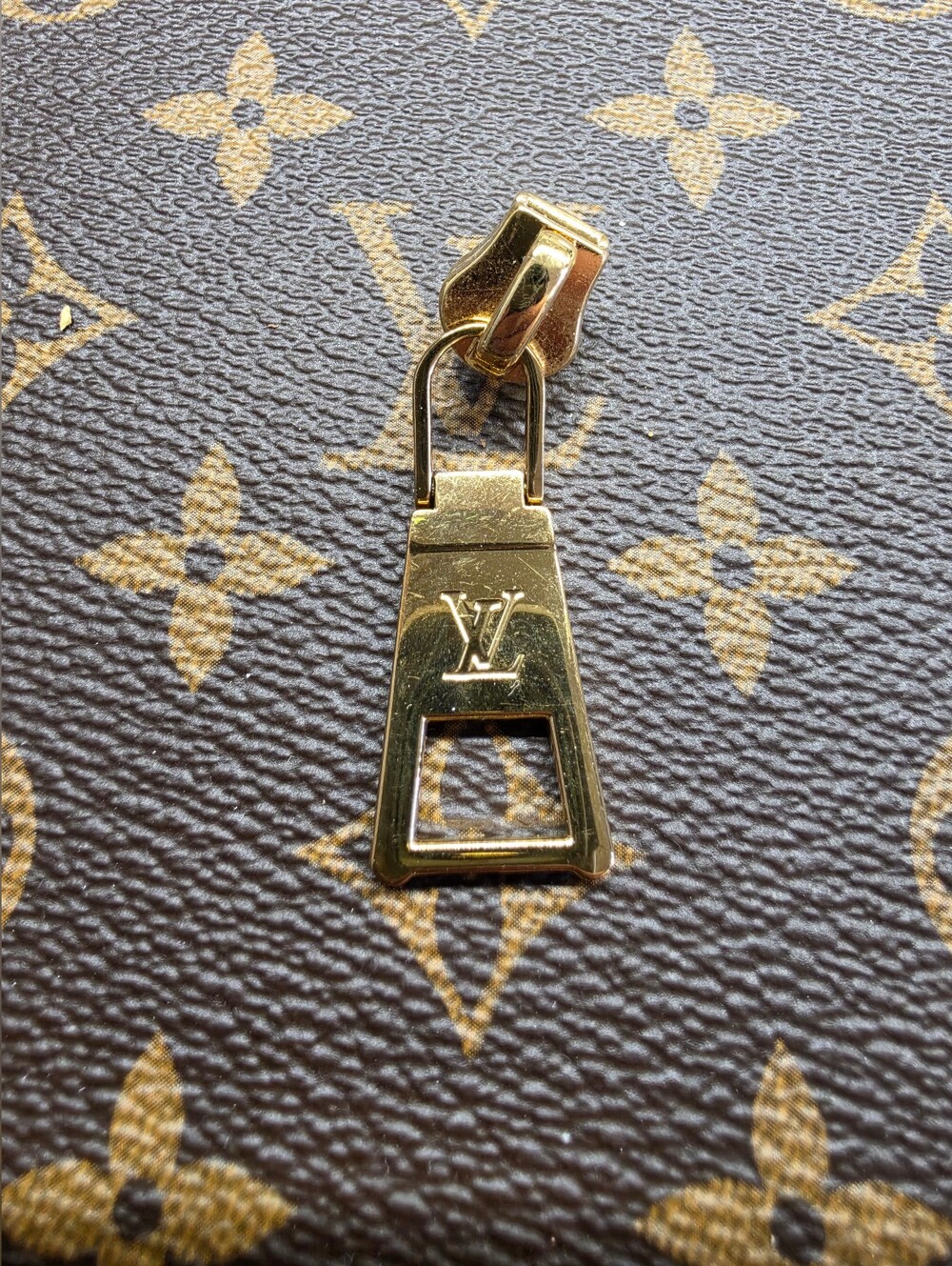 Louis Vuitton Gold Zipper Pull X1